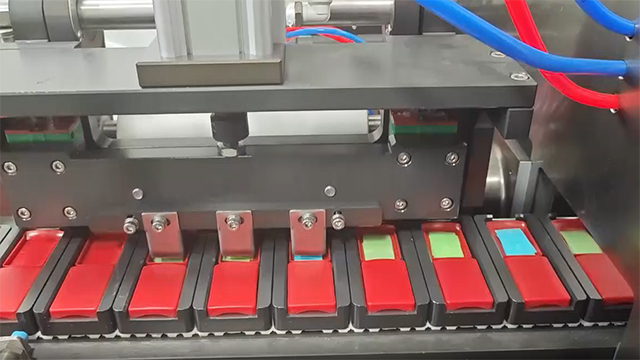 Автоматическая машина упаковки и этикетировки для кассет
